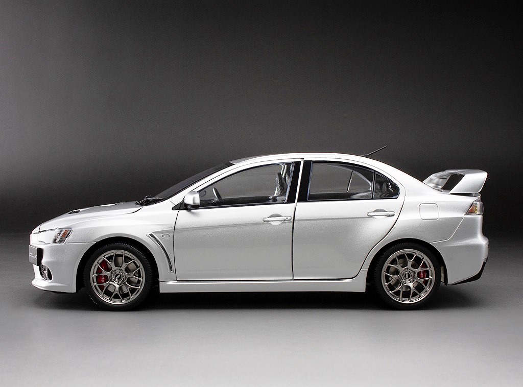Mitsubishi Lancer Evolution X silver 1:18 Sun Star