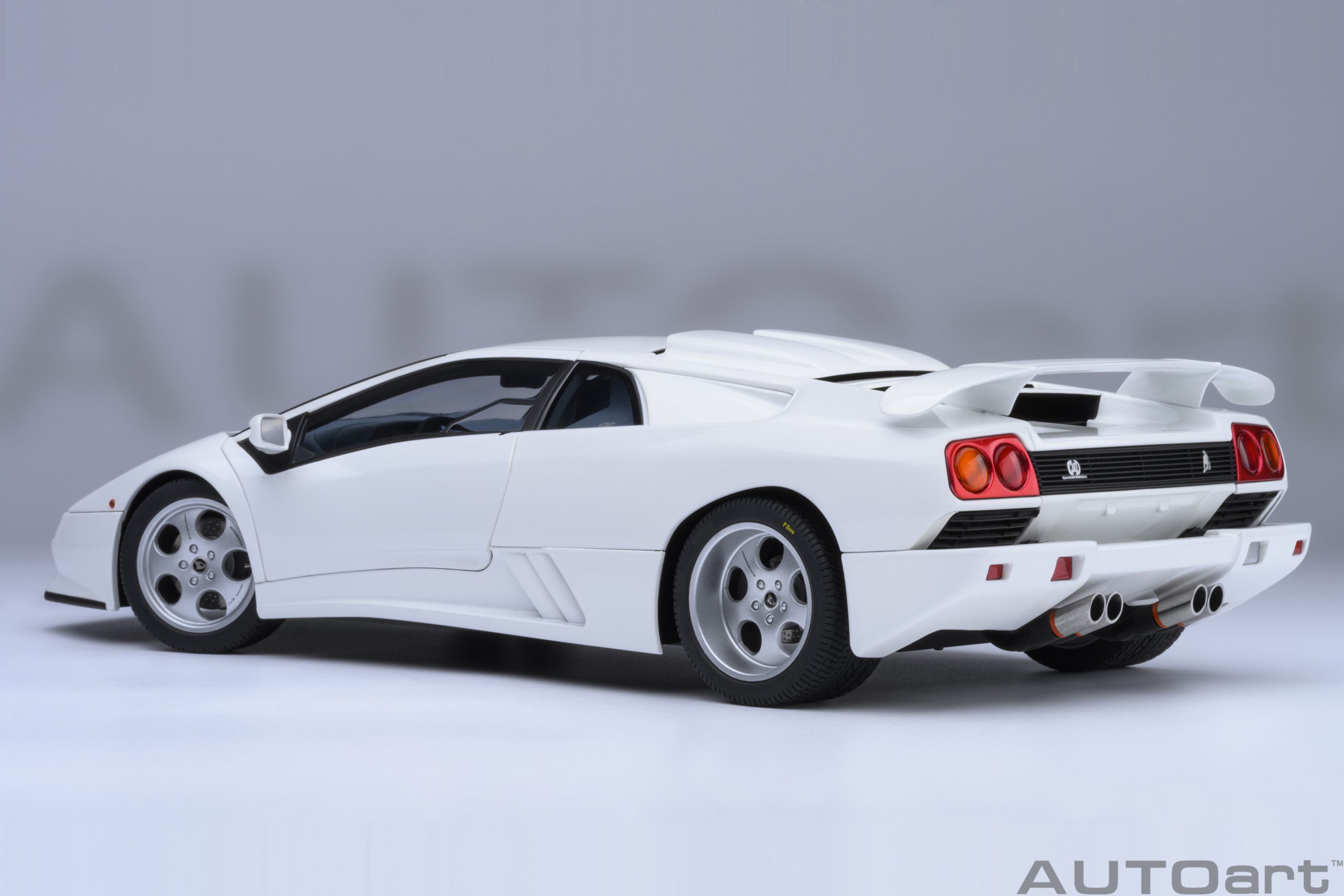 Lamborghini Diablo SE30 JOTA 1995 impact white 1:18 AUTOart