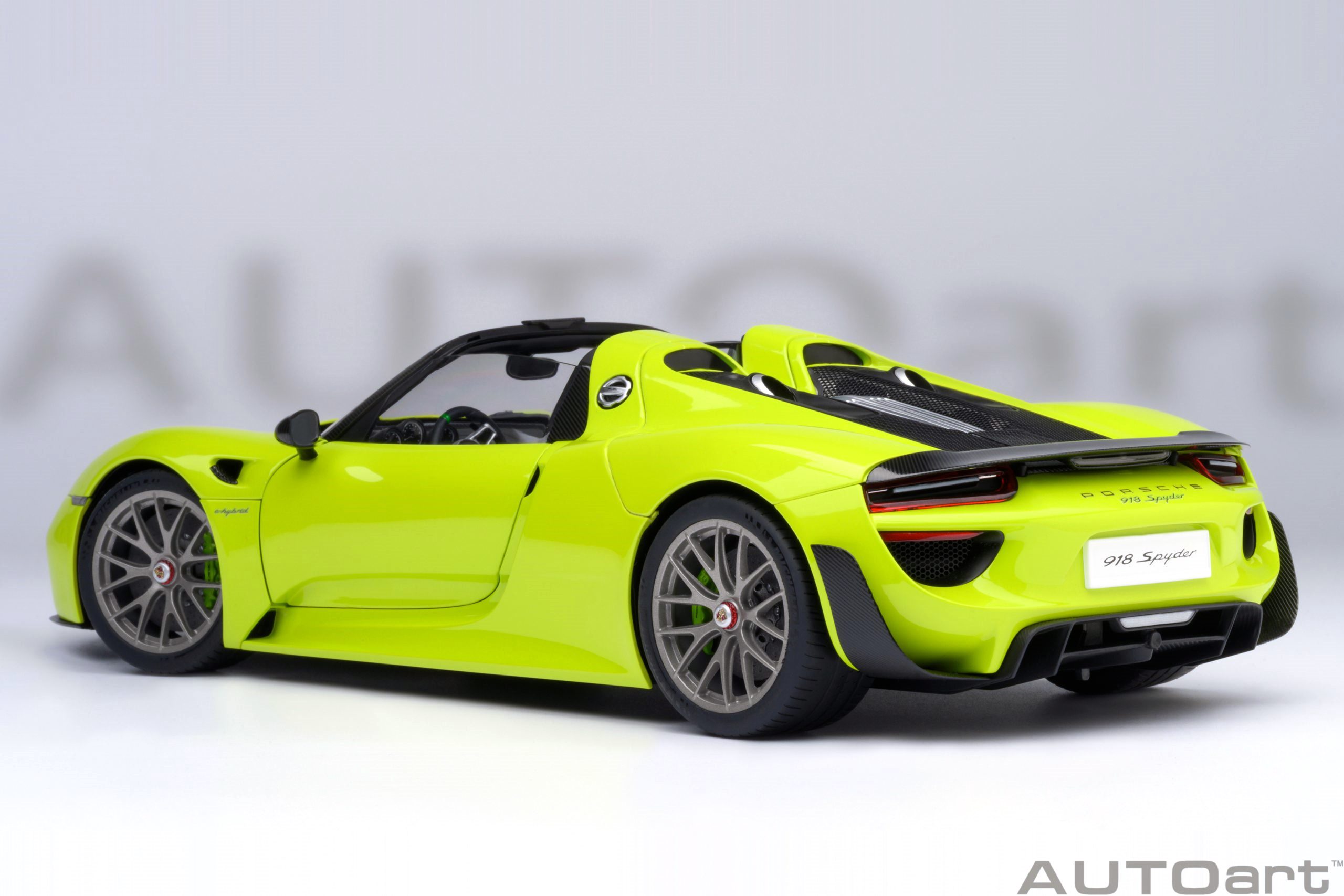 Porsche 918 Spyder Weissach Package Acid Green 1:18 AUTOart