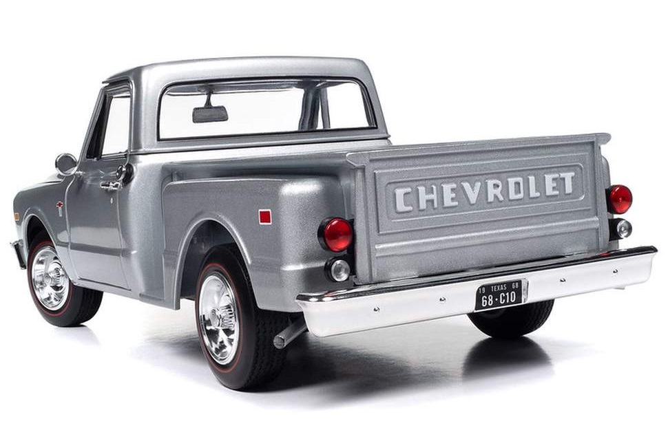 Chevy C10 Pickup Stepside 1968 silver custom 1:18 Auto World