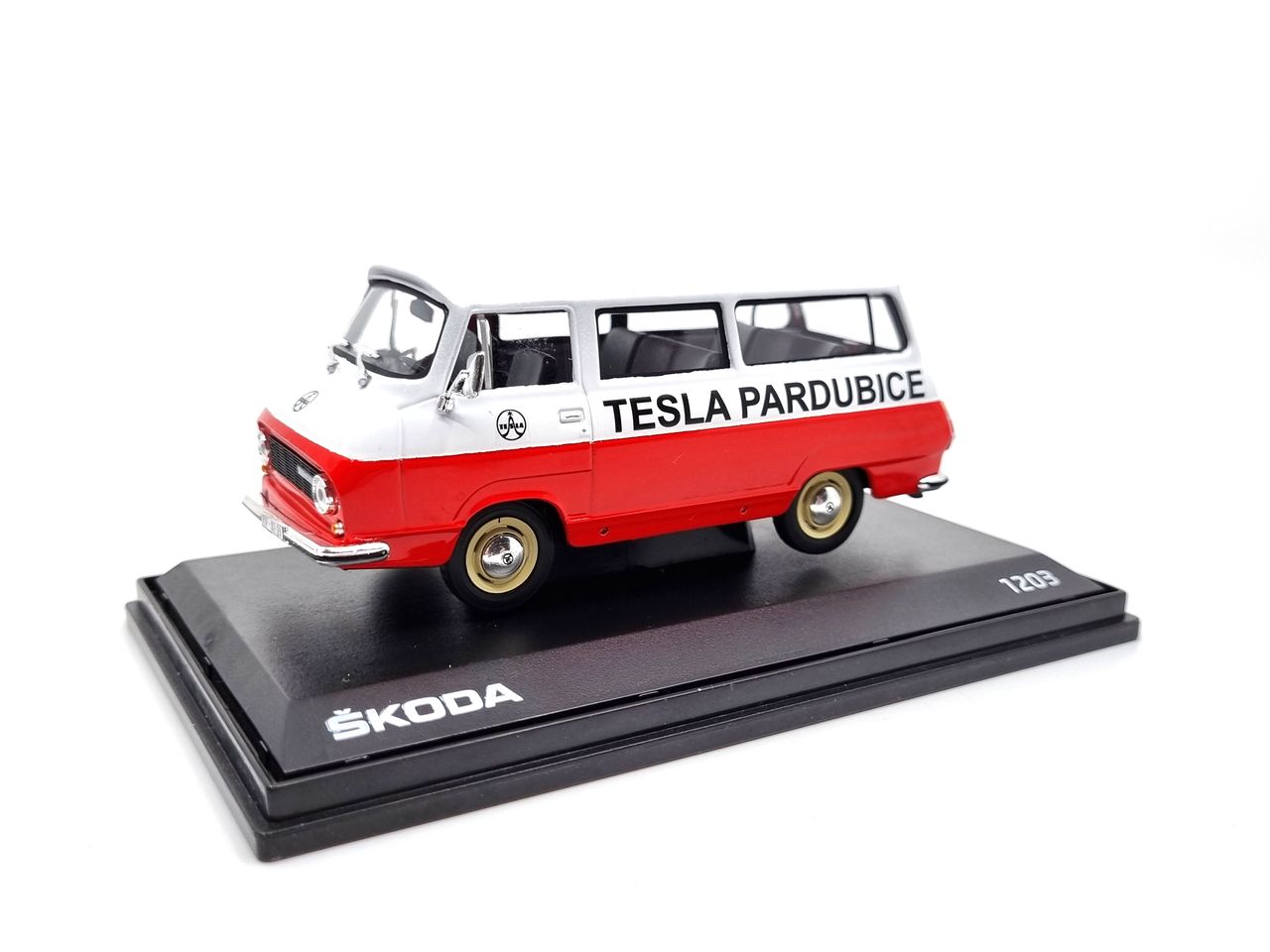 Škoda 1203 Tesla Pardubice limitovaná edice "Hokej 88" 1:43 Svět autíček