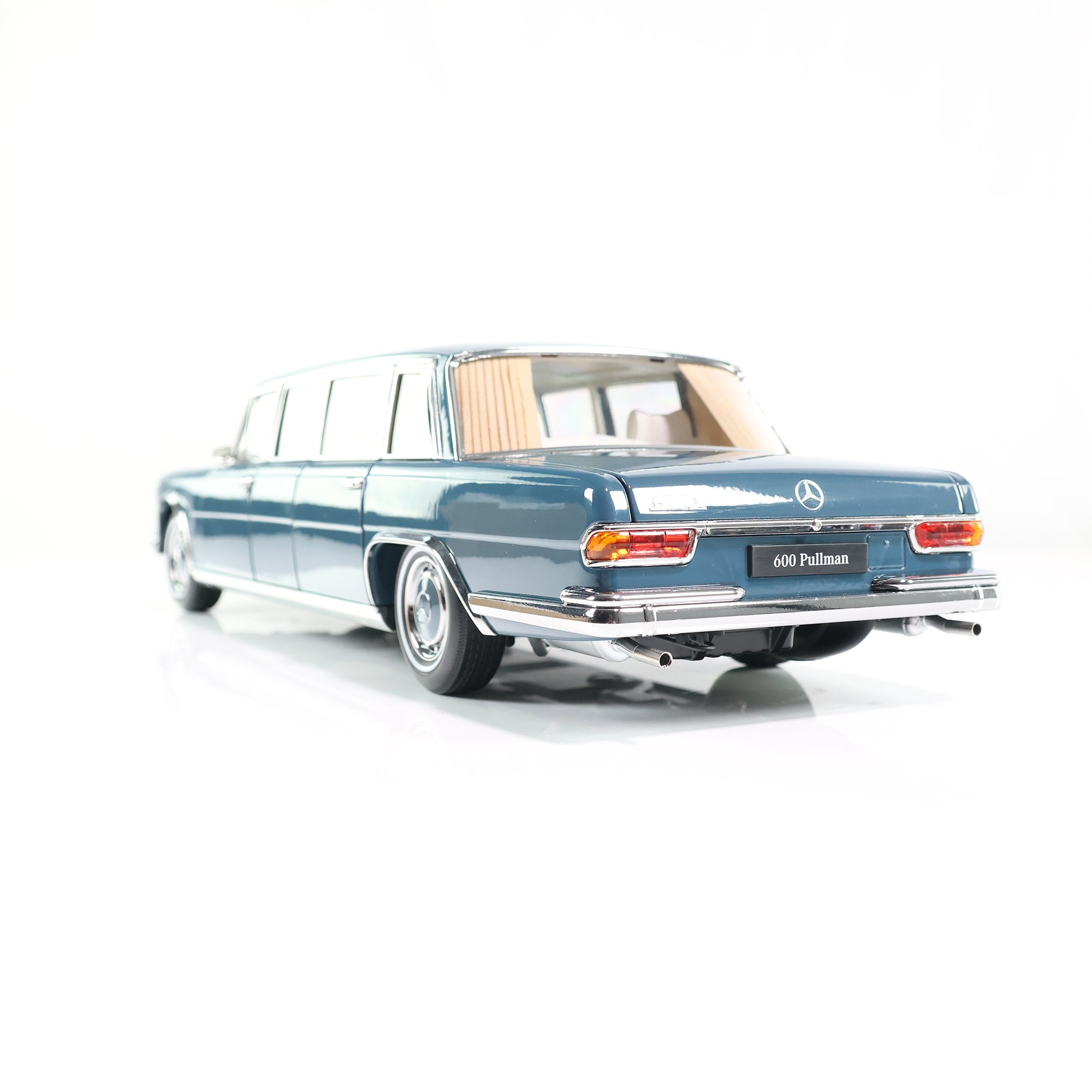 Mercedes-Benz 600 Pullman W 100 1963-1981 blue 1:18 NZG