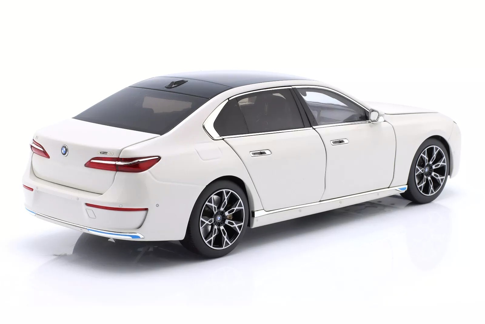 BMW i7 2022 white metallic 1:18 Minichamps 
