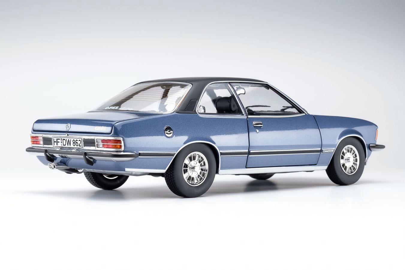 Opel Commodore B GS/E Coupe 1975 sapphire blue metallic 1:18 Touring Modelcars