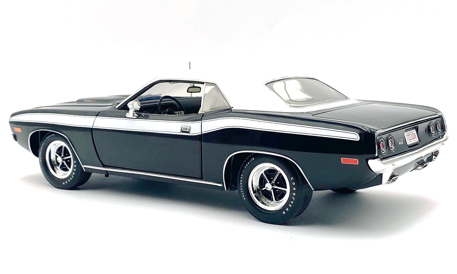 Plymouth Cuda 340 1972 black/white 1:18 Acme Diecast