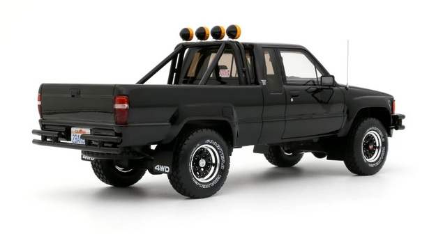 Toyota Hilux SR5 1985 Glossy Black 202 1:18 OttOmobile