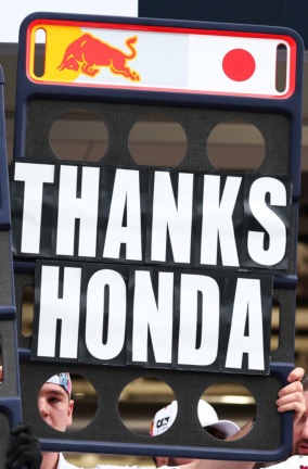 Red Bull Racing RB21 Oracle #22 Y.Tsunoda Japanese GP 2025 with Pit Board 1:18 Spark