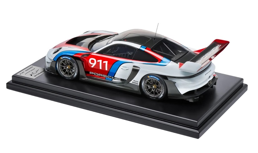 Porsche 911 GT3 R #911 Racing 1:12 Porsche Dealer Edition