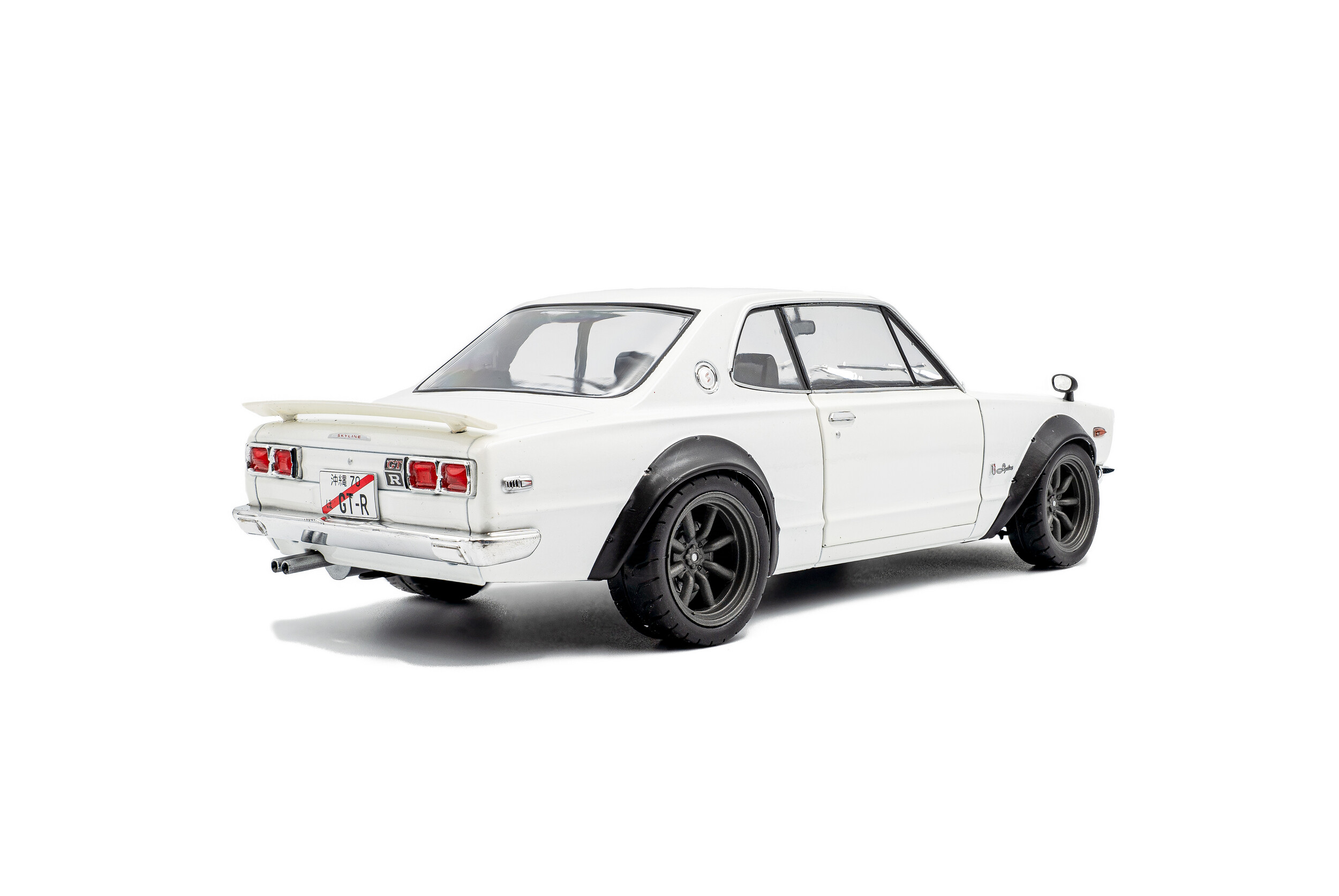 Nissan Skyline C10 Hakosuka 1970 pearl white 1:18 Solido