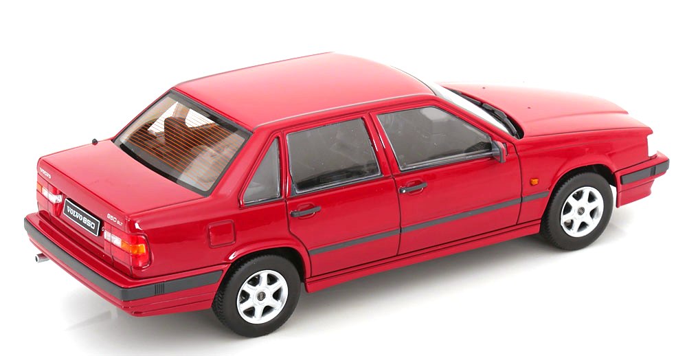 Volvo 850 1993 signal red 1:18 Triple9 Collection