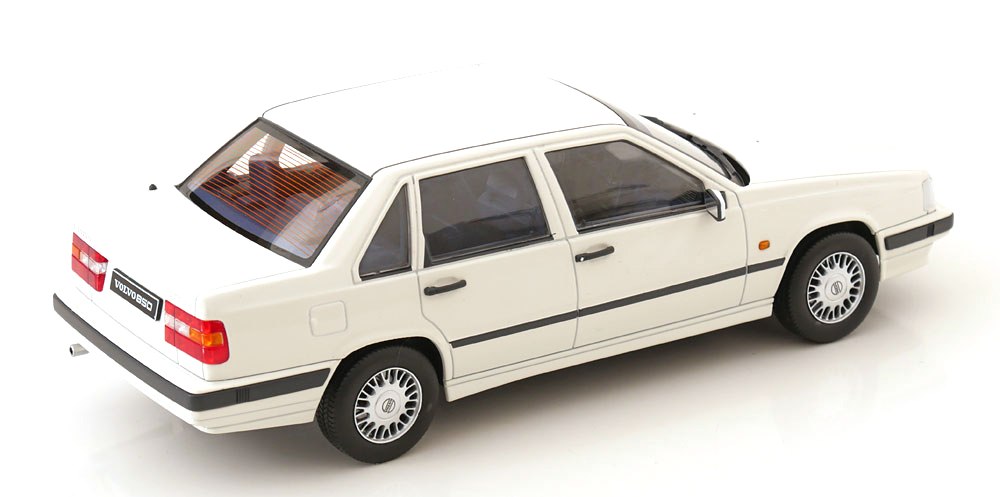Volvo 850 1993 white 1:18 Triple9 Collection