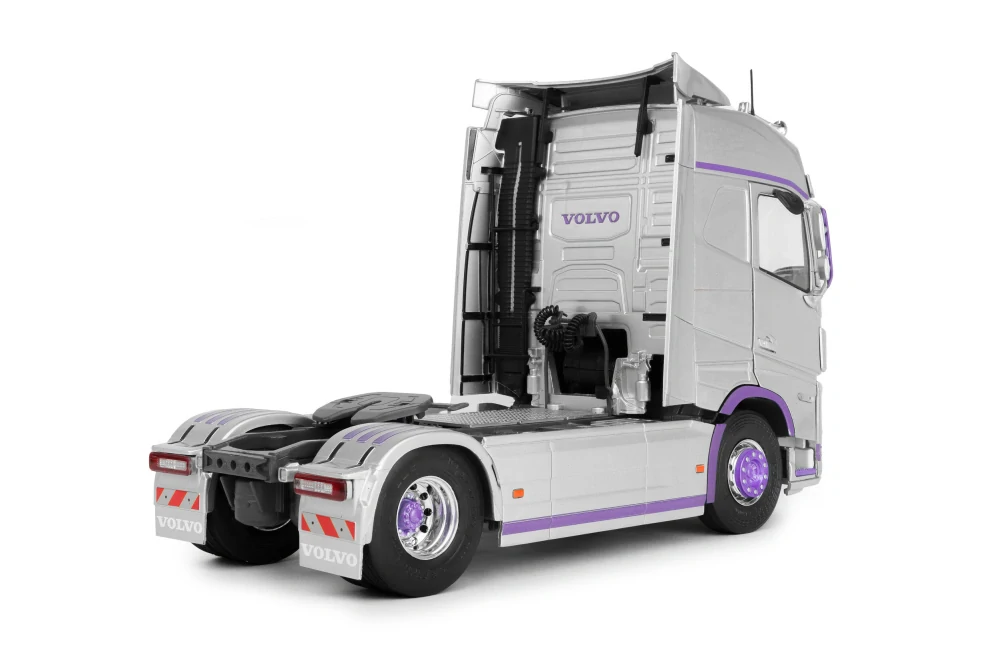 Volvo Trucks FH Globetrotter XL 2023 silver/purple 1:24 Solido