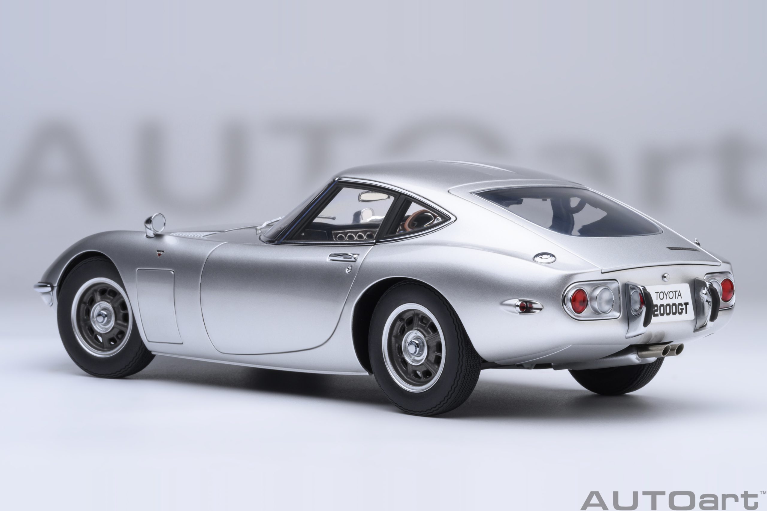 Toyota 2000GT 1967 silver 1:18 AUTOart
