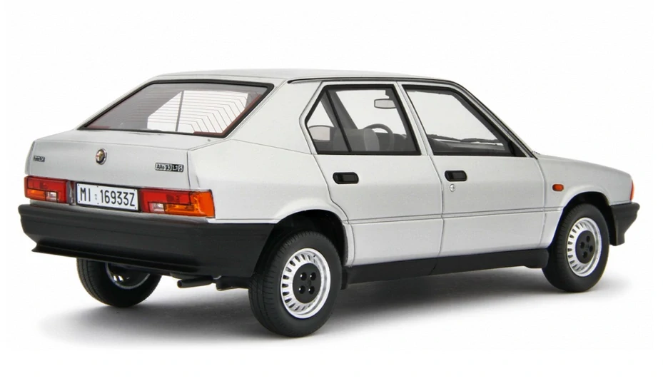 Alfa Romeo 33 1.3S 1985 silver 1:18 Laudoracing Model