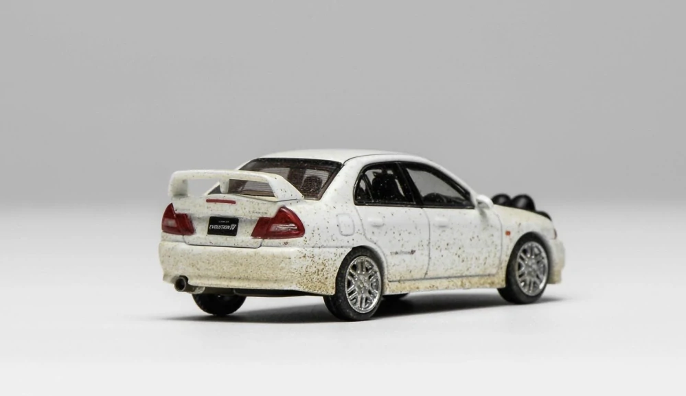 Mitsubishi Lancer Evolution IV (night version) Muddy Version Base Rally 1999 white 1:64 Motorhelix 