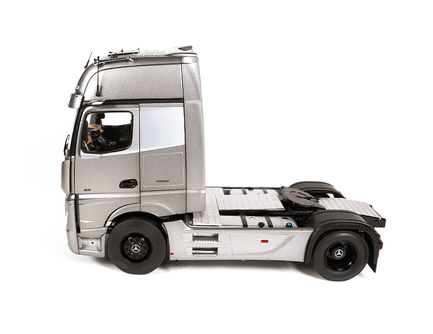 Mercedes-Benz Actros 4x2 GigaSpace *Edition 3* + Lohr Autotransporter 1:18 NZG