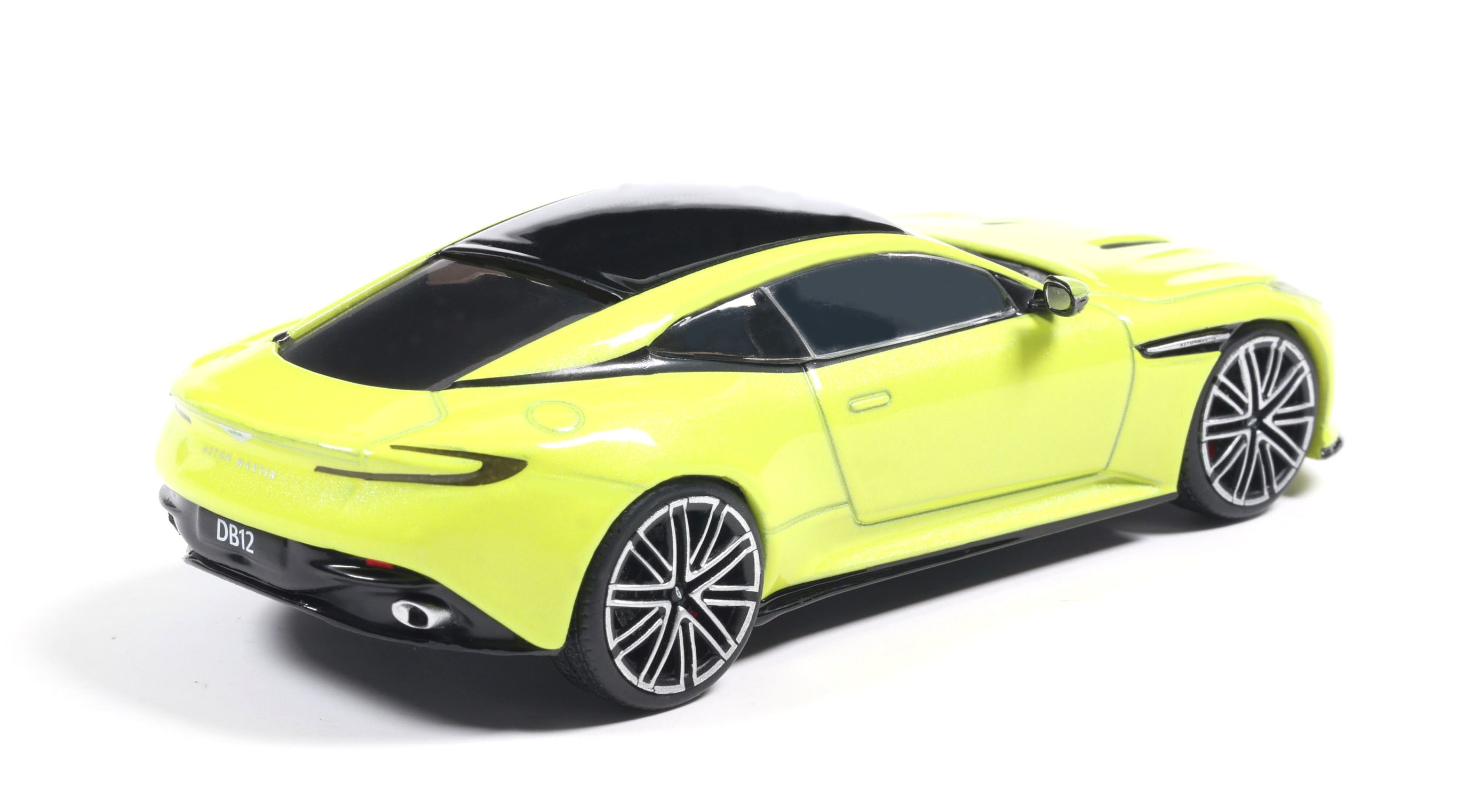 Aston Martin DB12 2023 lime essence 1:43 Solido