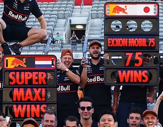 Red Bull Racing RB21 #1 M.Verstappen Winner US GP 2025 with Pit Board & Bigger Base 1:43 Spark