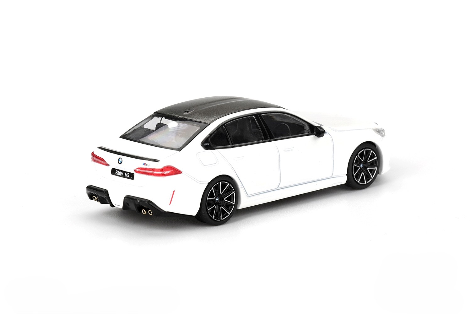 BMW M5 (G90) 2025 alpine white 1:64 Mini GT