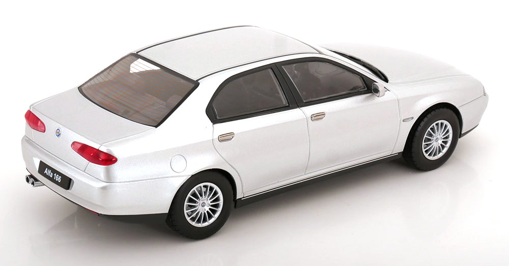 Alfa Romeo 166 1999 silver metallic 1:18 Triple9 Collection