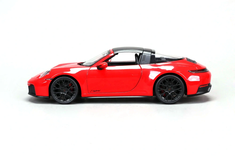 Porsche 911 992.2 Targa 4 GTS Hybrid 2025 red 1:18 Maisto