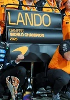 McLaren MCL39 #4 L.Norris World Champion Abu Dhabi GP 2025 with Standing Figurine Pitboard & Position Board 1:12 Minichamps