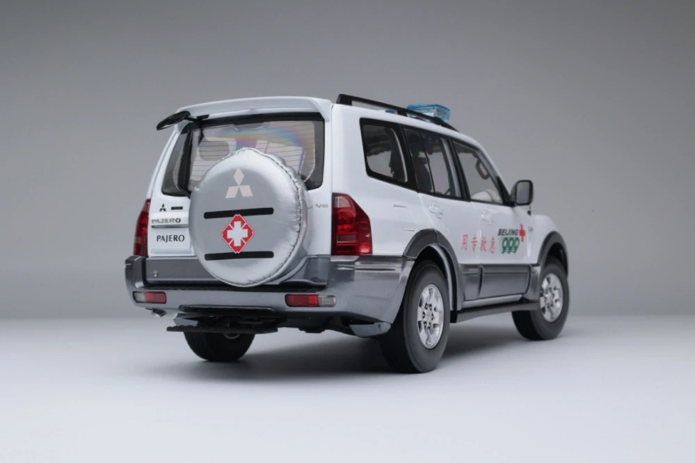 Mitsubishi Pajero V73 Beijing Red Cross Rescue Service Center 1:18 Sun Star