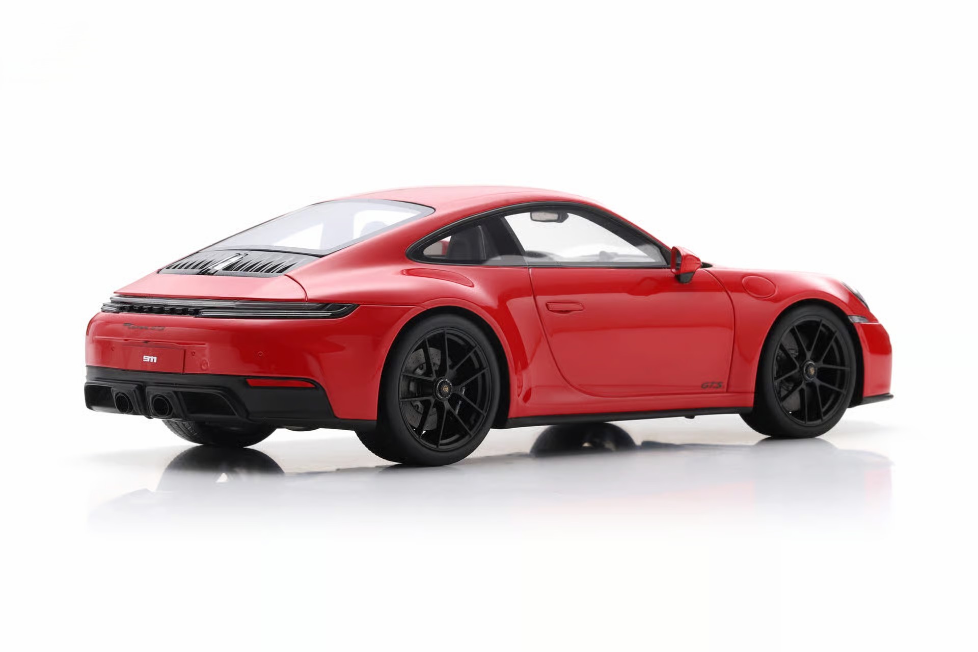 Porsche 911 Carrera GTS Coupe guardsred 1:18 Spark
