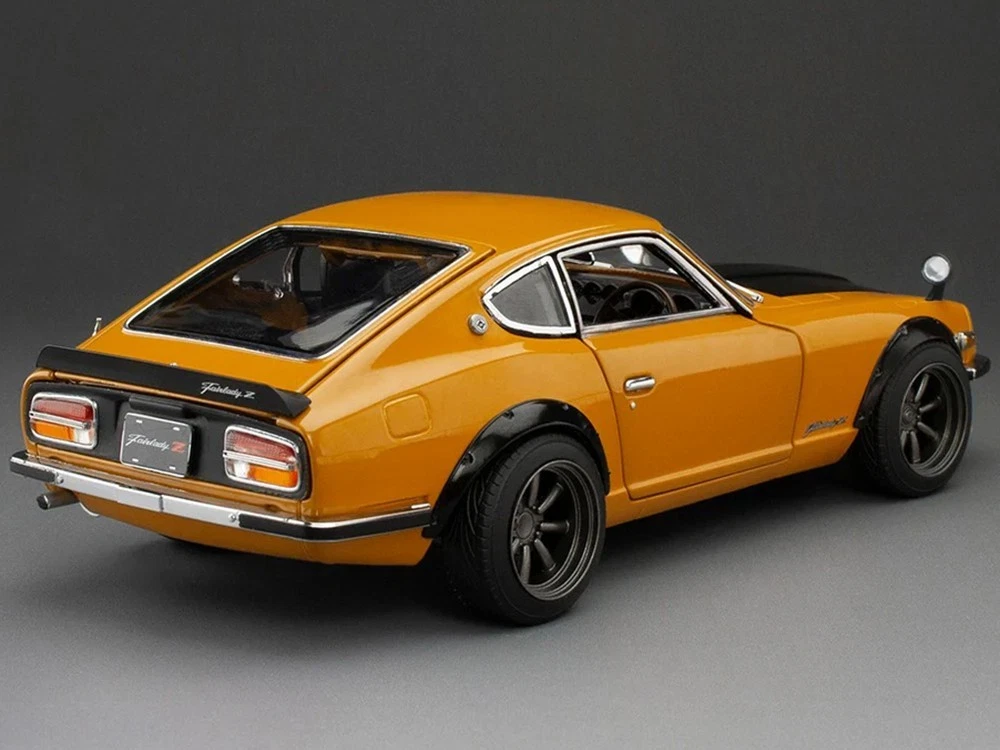 Datsun Fairlady Z S30 RHD 1970 orange/carbon 1:18 Sun Star