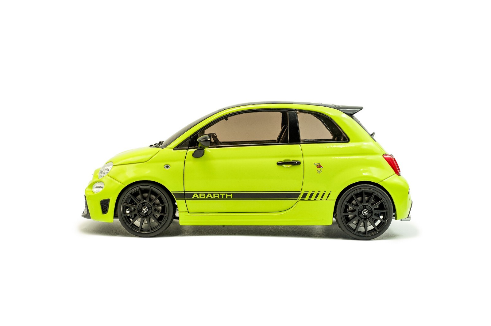 Fiat F595 Abarth 2023 verde adrenalina 1:18 Solido