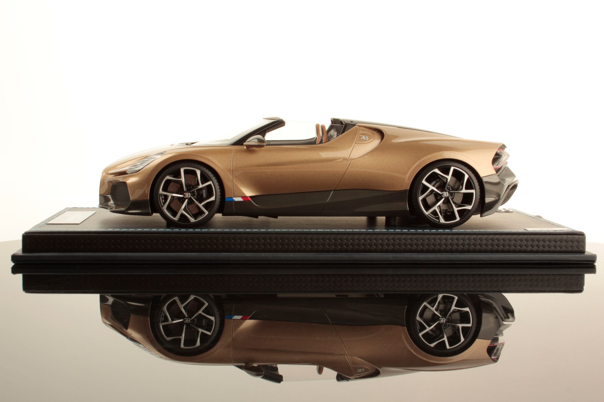 Bugatti W16 Mistral Doré 1:18 MR Collection