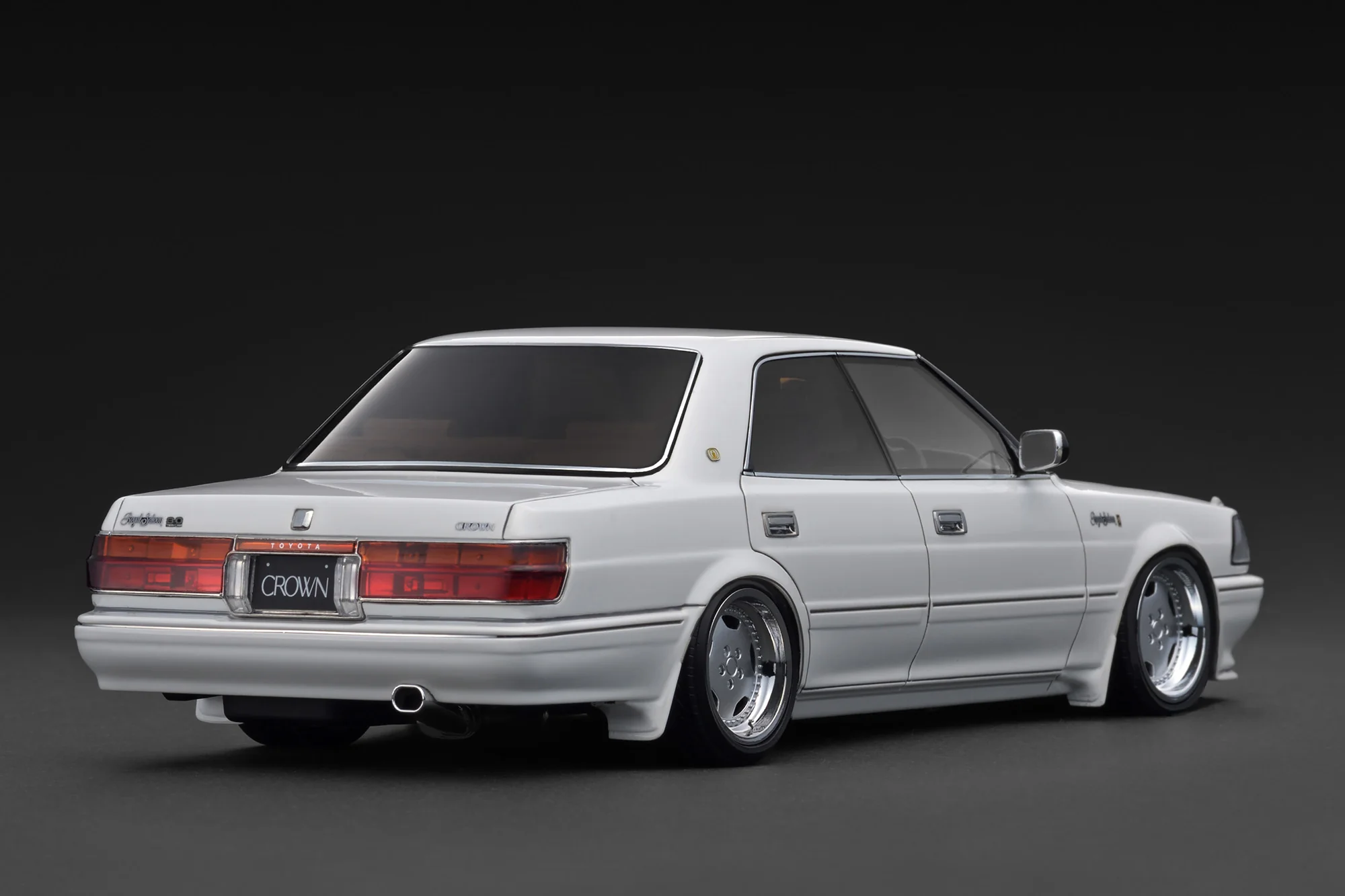 Toyota Crown Royal Saloon G 130 white 1:18 Ignition Model