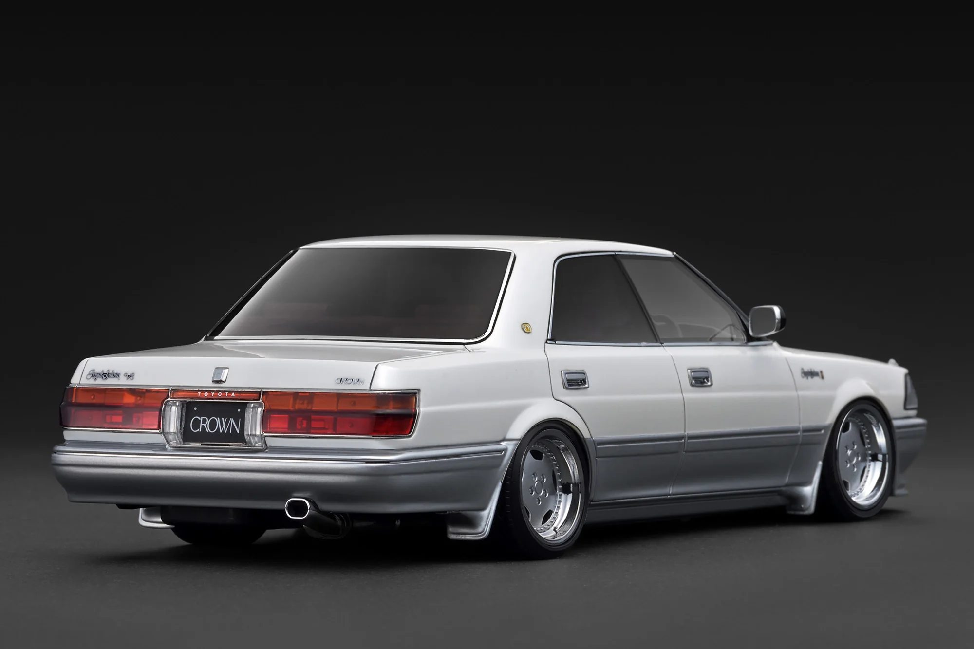Toyota Crown Royal Saloon G 130 pearl white/silver 1:18 Ignition Model