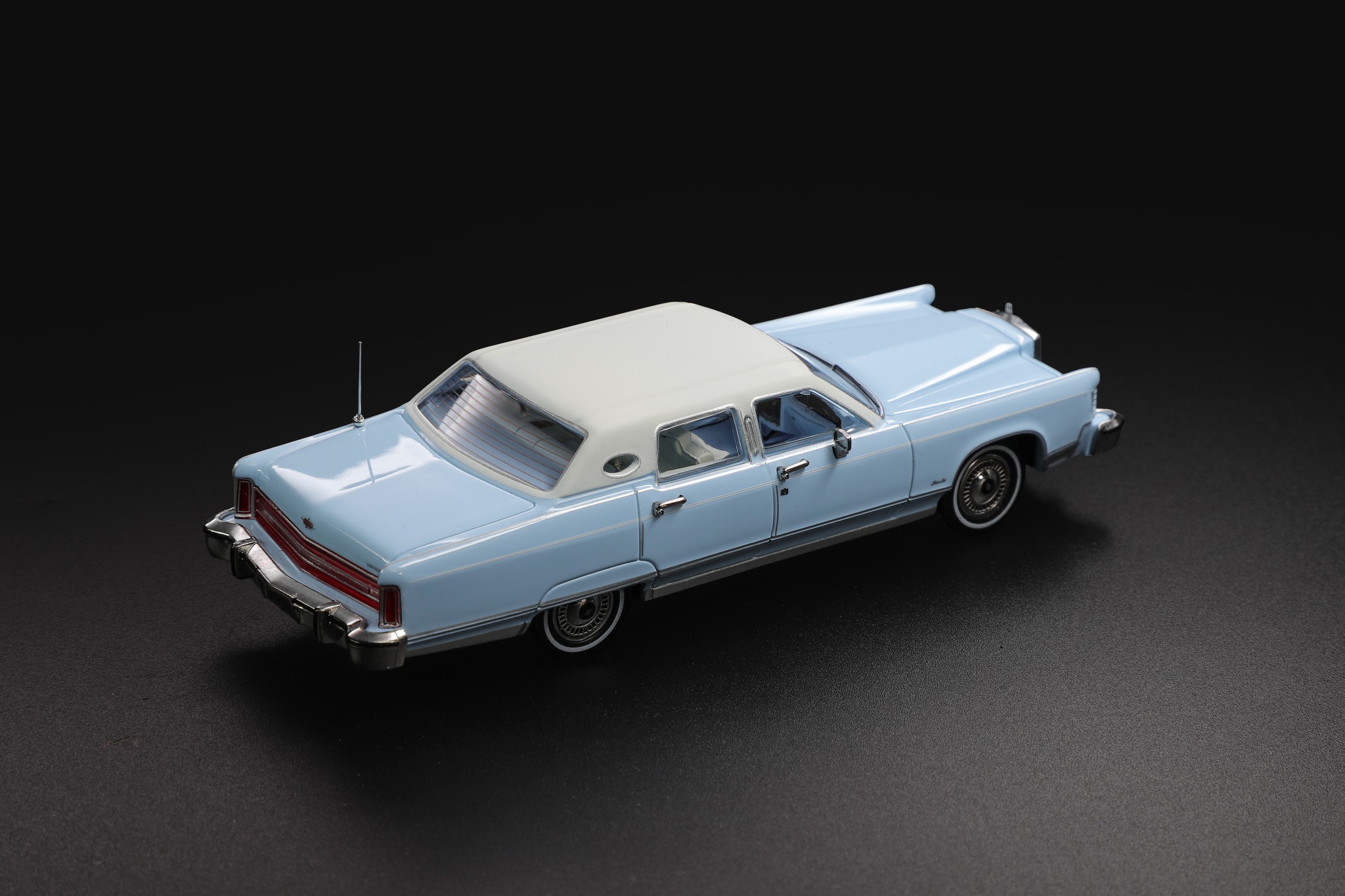 Lincoln Continental 1979 light blue/white 1:64 SunStar