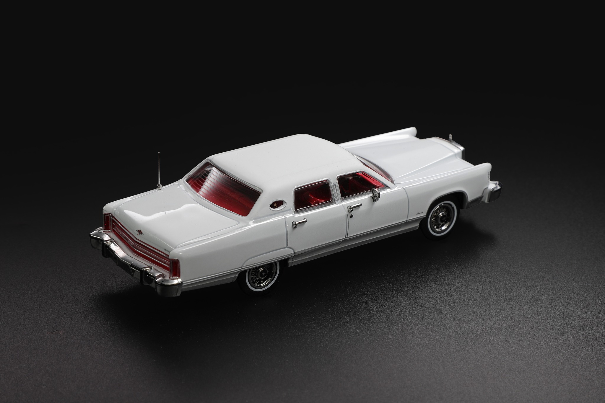 Lincoln Continental 1979 white 1:64 SunStar