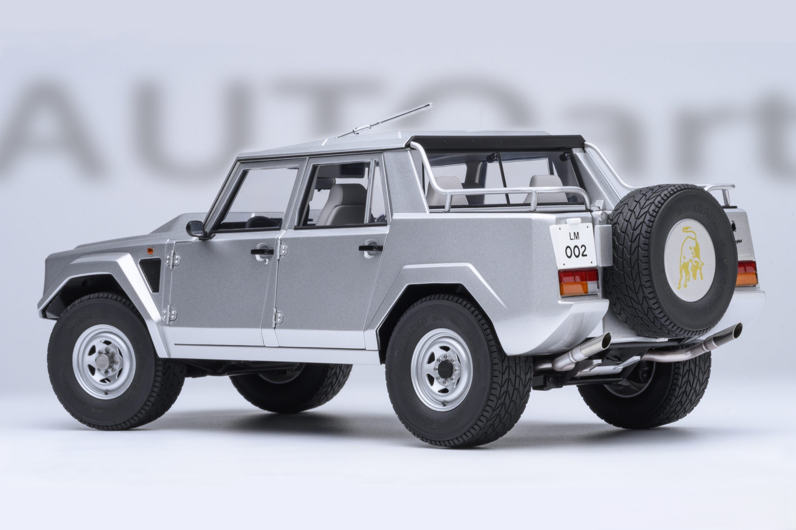 Lamborghini LM002 silver metallic 1:18 AUTOart