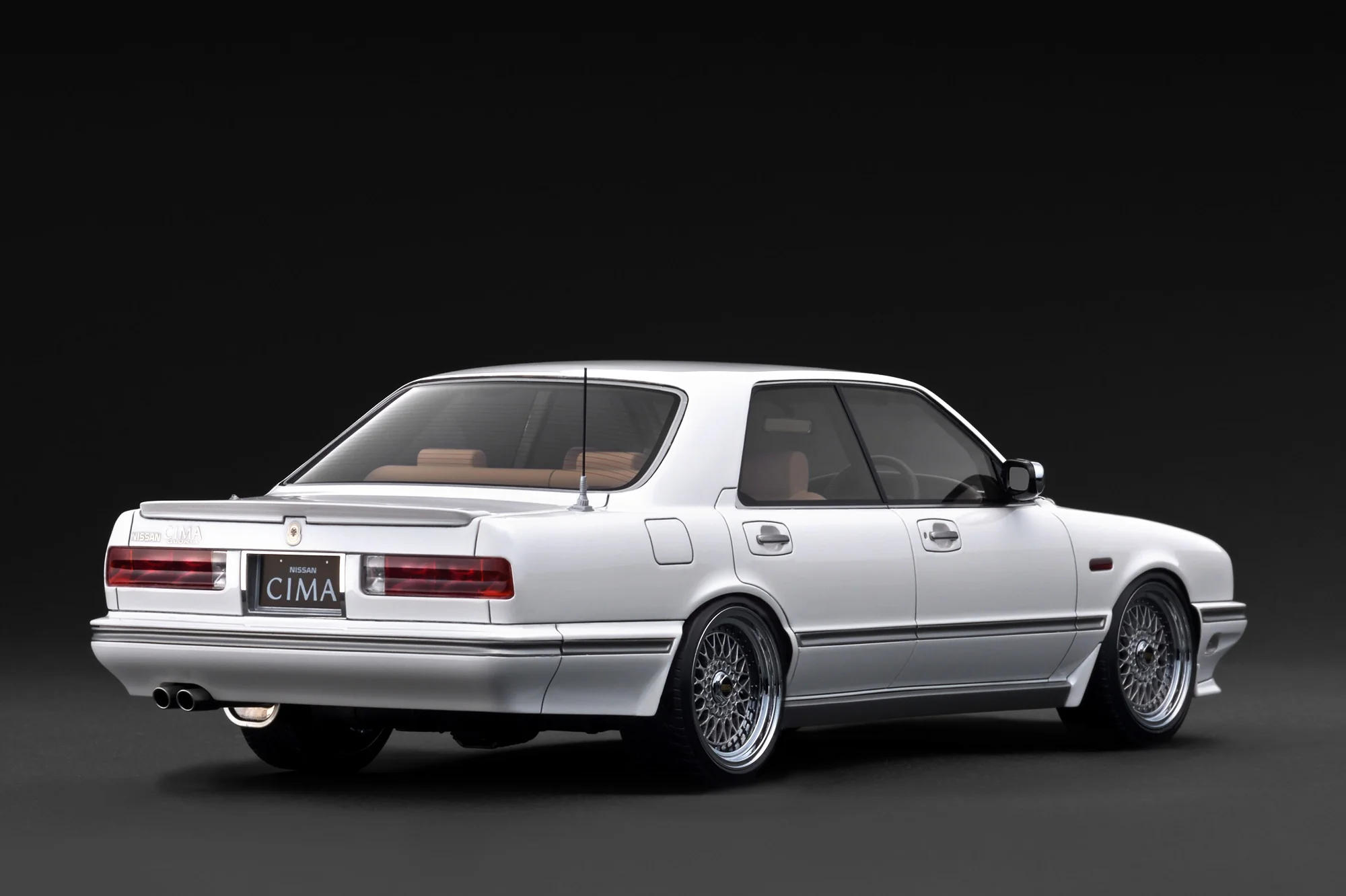 Nissan Gloria Cima Y31 pearl white 1:18 Ignition Model