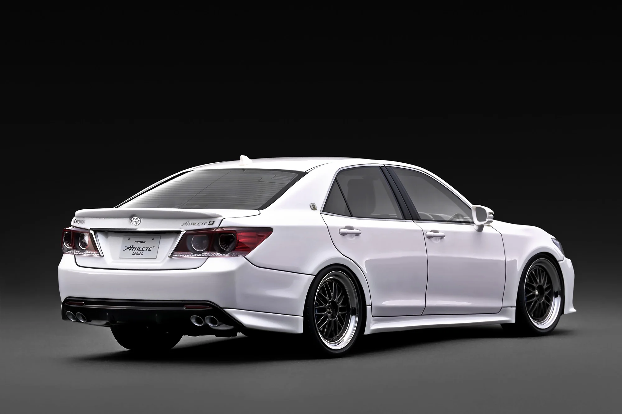 Toyota Crown Athlete S GRS214 pearl white 1:18 Ignition Model