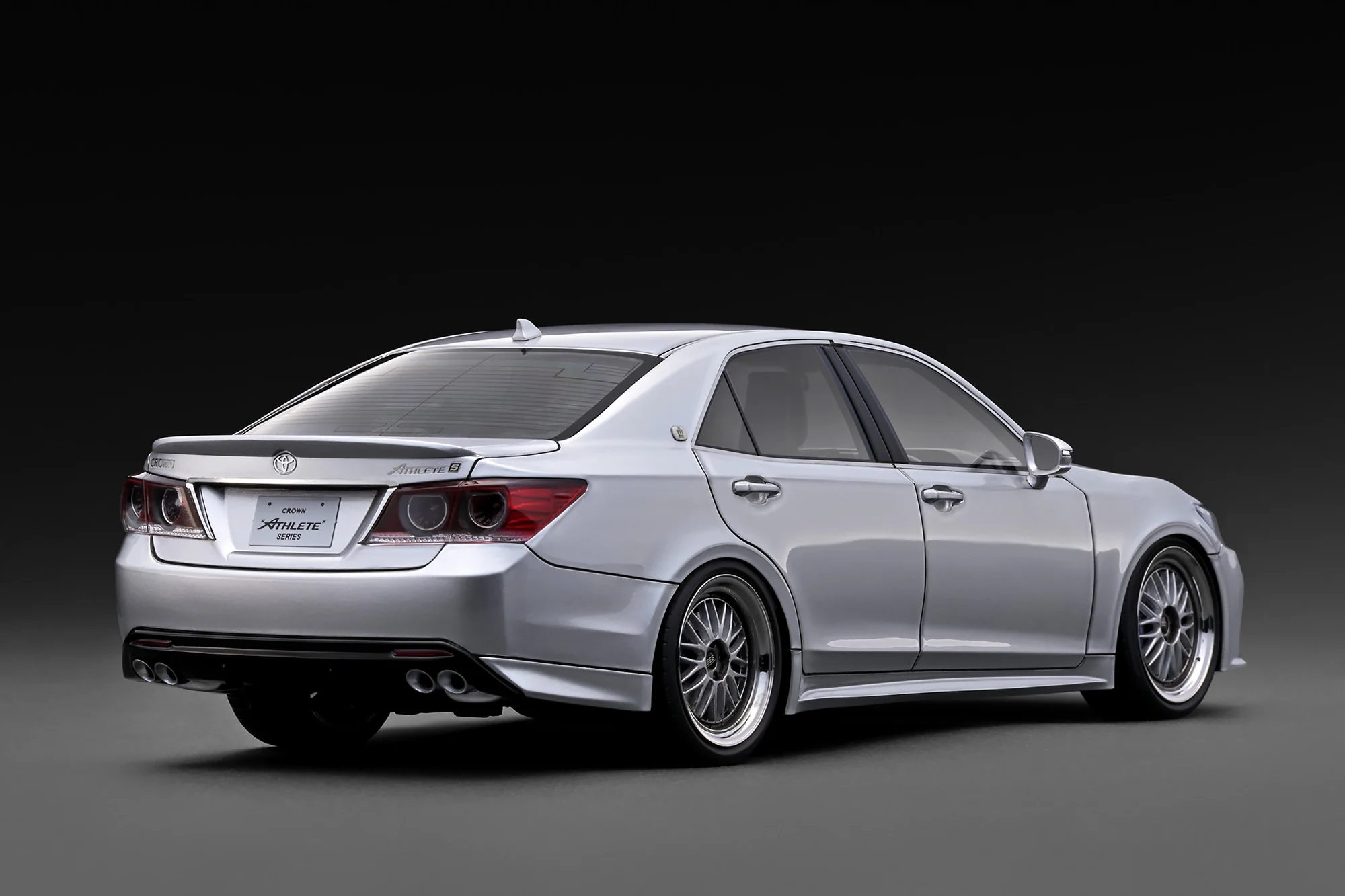 Toyota Crown Athlete S GRS214 silver 1:18 Ignition Model