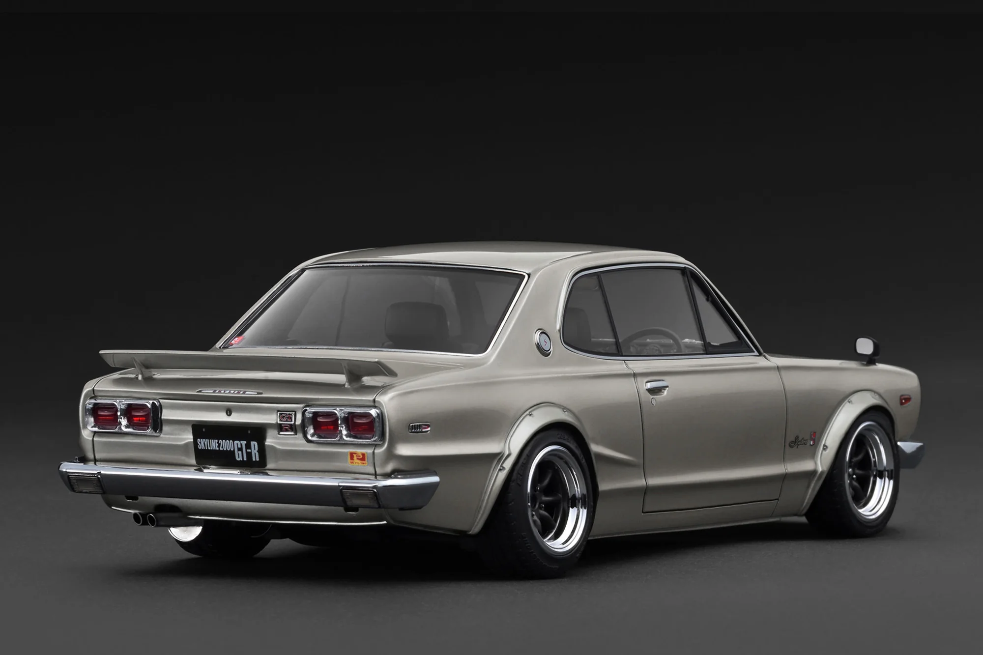 Nissan Skyline 2000 GT-R dark silver 1:18 Ignition Model