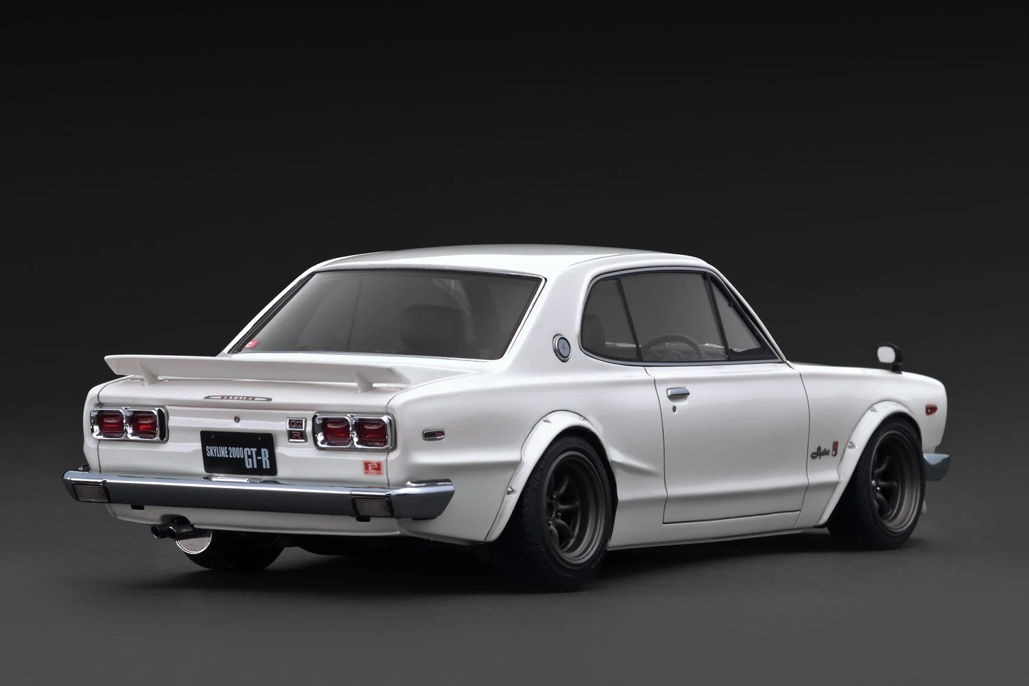 Nissan Skyline 2000 GT-R white 1:18 Ignition Model