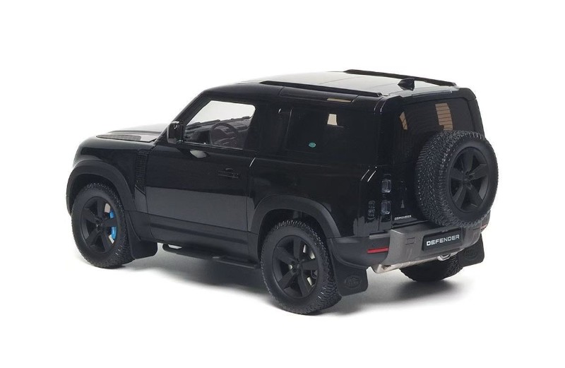 Land Rover Defender 90 2020 black 1:18 Almost Real