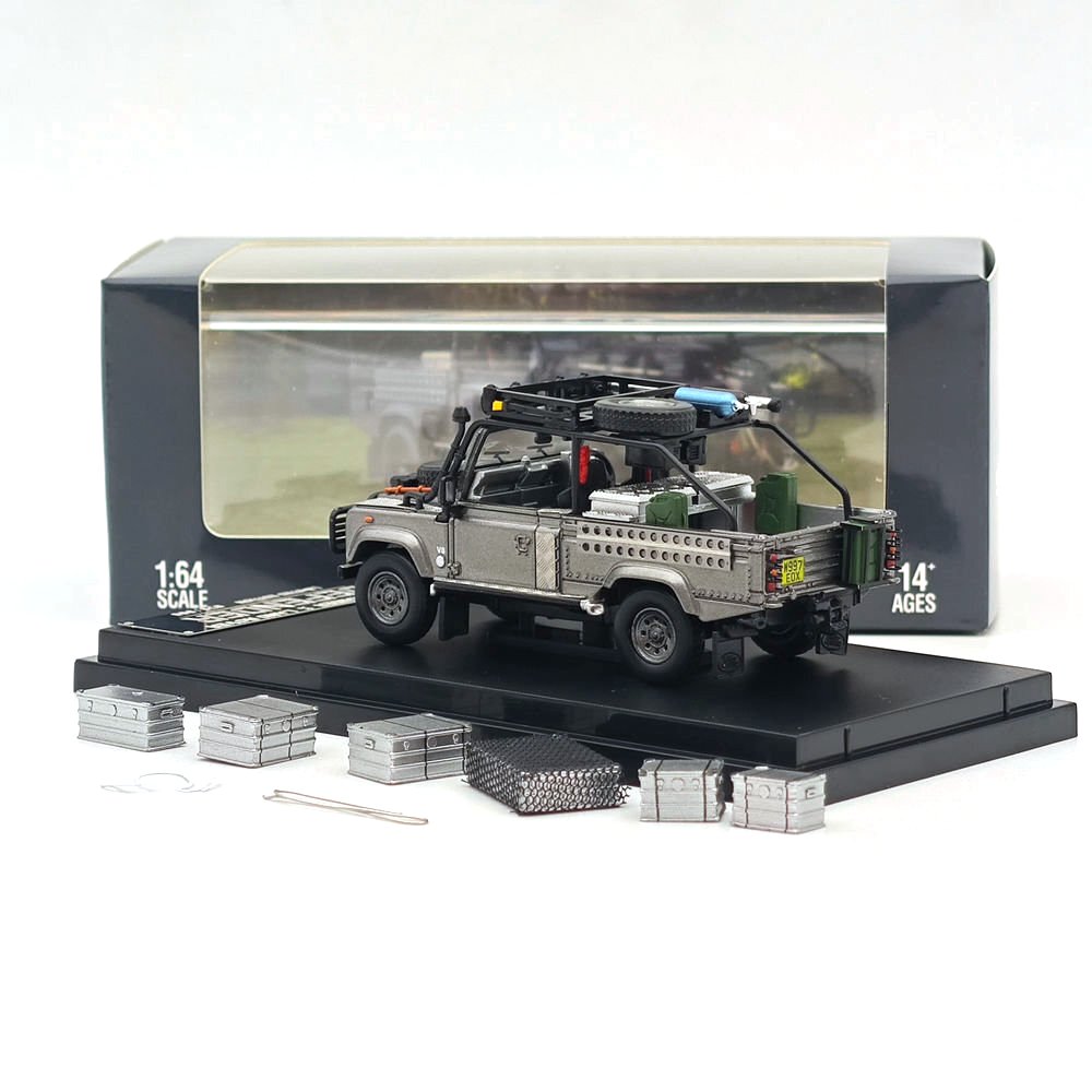 Land Rover Defender *Tomb Raider* grey 1:64 Street Weapon