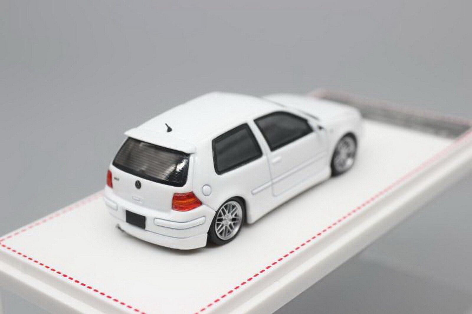 Volkswagen Golf GTI MK4 white 1:64 Focal Horizon