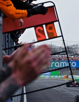 McLaren Mastercard F1 Team MCL40 #81 O.Piastri 2nd Japanese GP 2026 with Pit Board 1:43 Spark