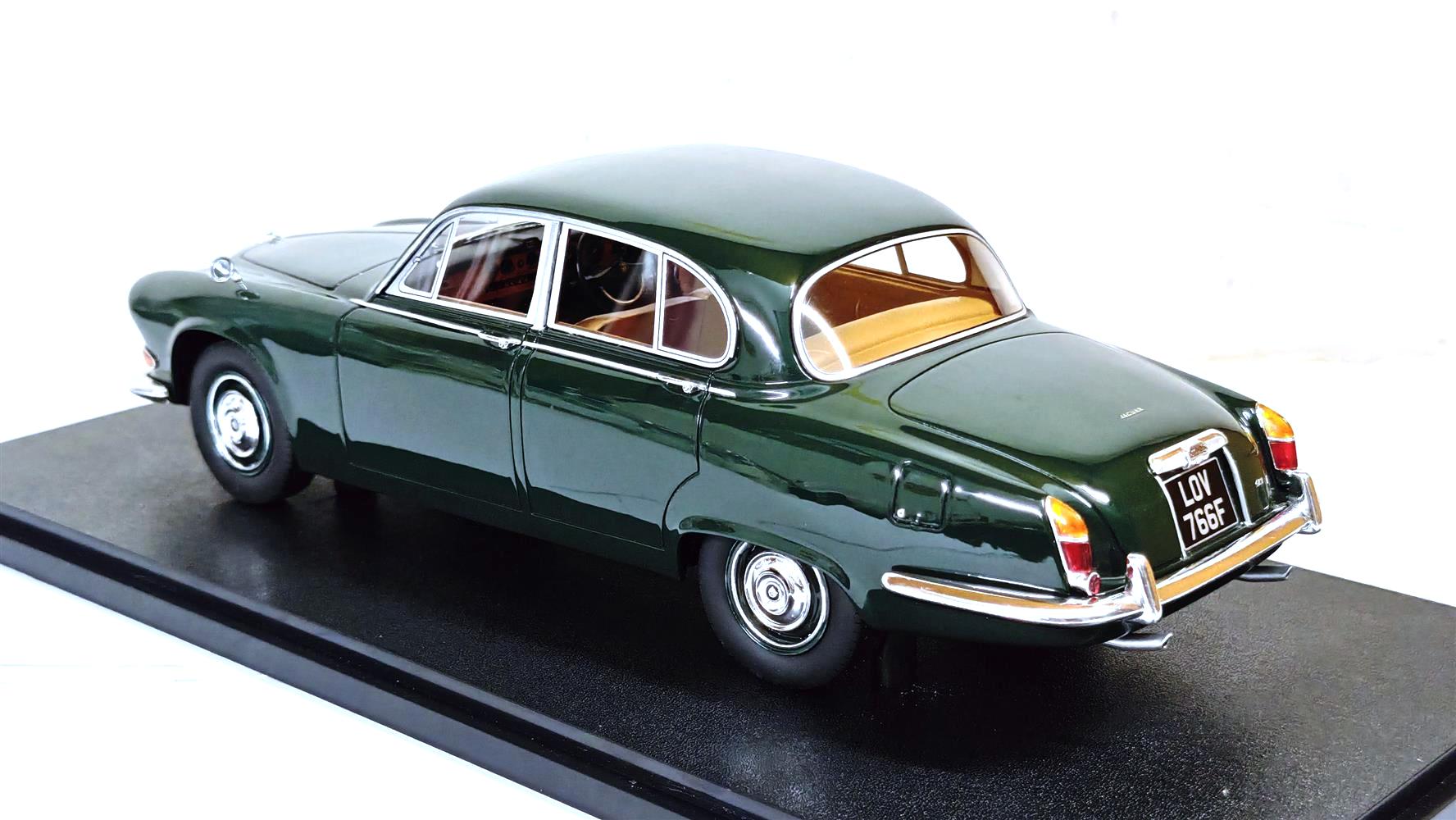 Jaguar 420 1967 British racing green 1:18 Cult Scale Models