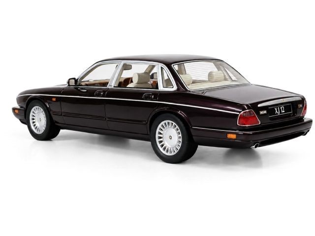 Jaguar XJ6 Sovereign X300 1995 red 1:18 Cult Scale Models