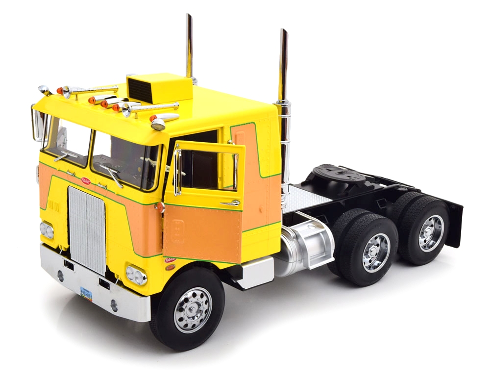 Peterbilt 352 Pacemaker Tractor Truck 3-Assi 1979 yellow 1:18 Road Kings