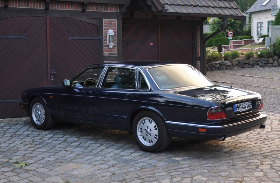 Jaguar XJ6 Sovereign X300 1995 westminster blue/leather cream interior 1:18 Cult Scale Models