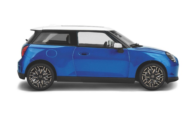 Mini Cooper SE 2023 blazing blue 1:18 Minichamps